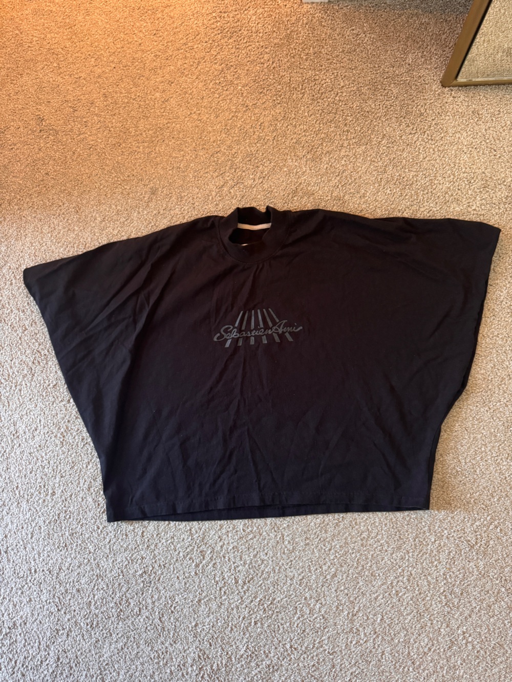 SEBASTIEN AMI.
SAX MACHUS COLLAB TEE - BLACK